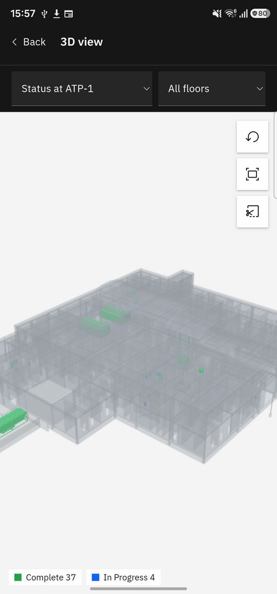 The phone's 3D view of the clinic, the tracked elements in their status colours at the first stage and a key below.